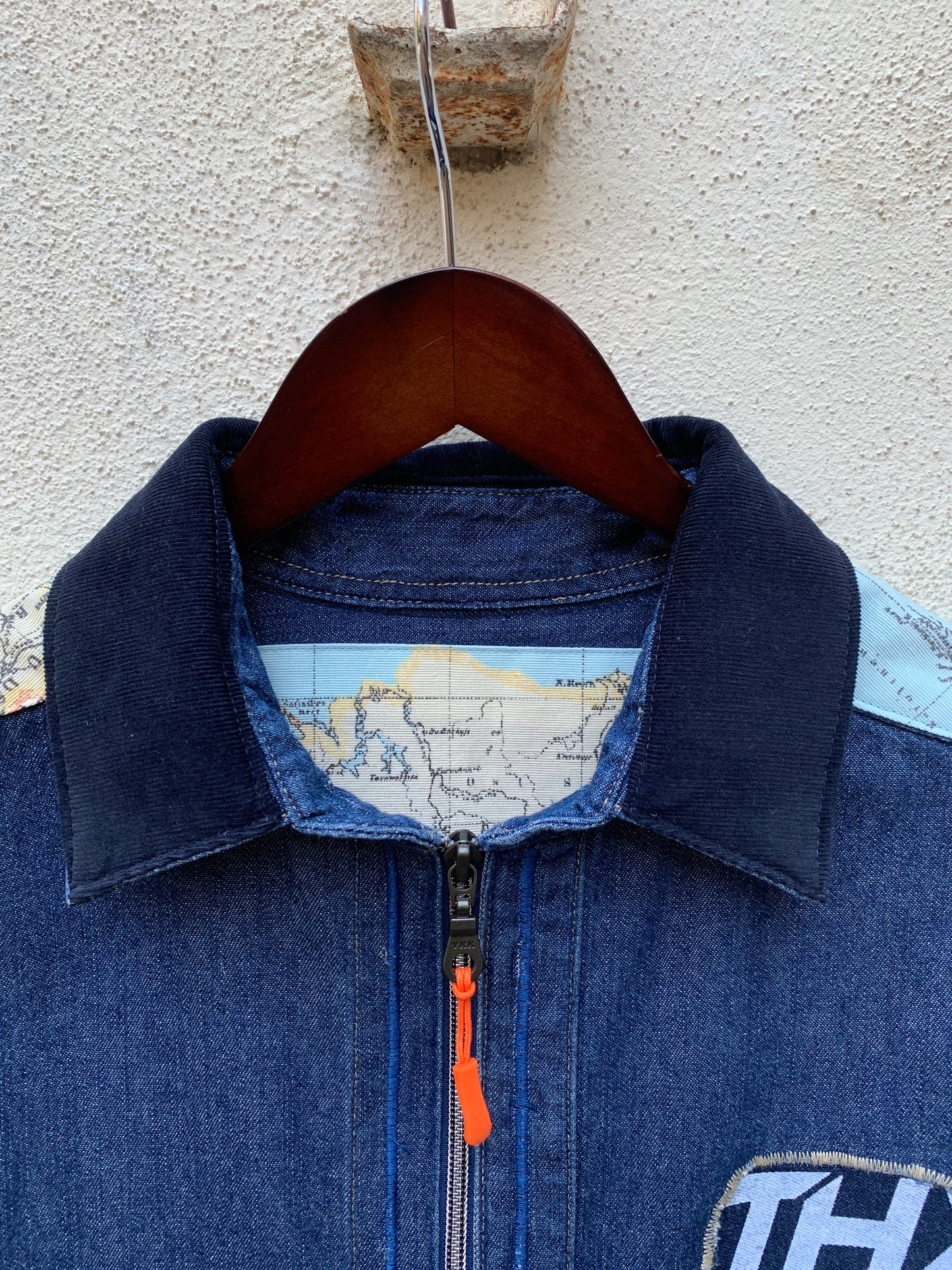 Upcycling Around the World Zip-Jeanshemd Blau M