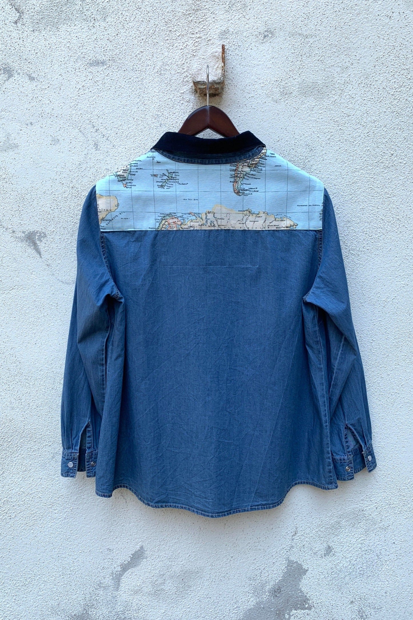 Upcycling Around the World Zip-Jeanshemd Blau L