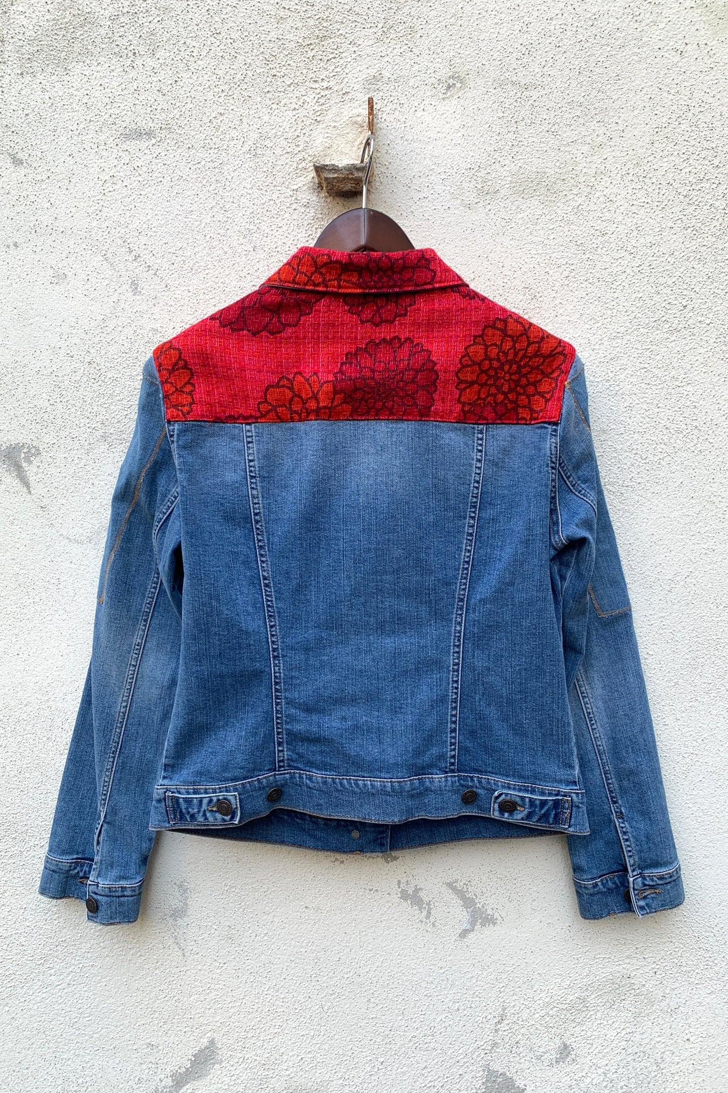 Upcycling Flower-Power Jeansjacke Blau M